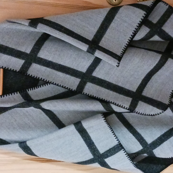 Calvin Klein Colorblocked Cozy Poncho Black Gray Pre Owned One size. Classic - Picture 2 of 3
